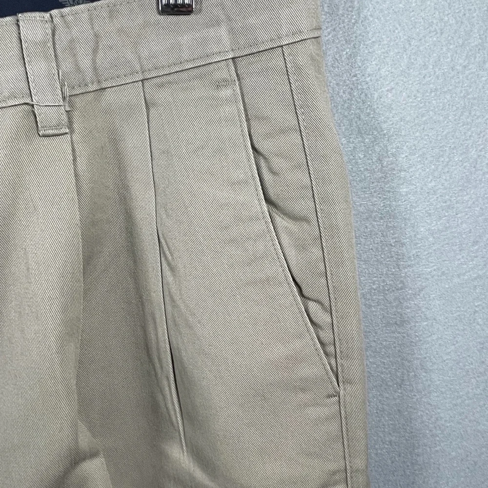 Dockers Mens W33 L32 Pleated Front Khaki Chino Pants Classic Fit